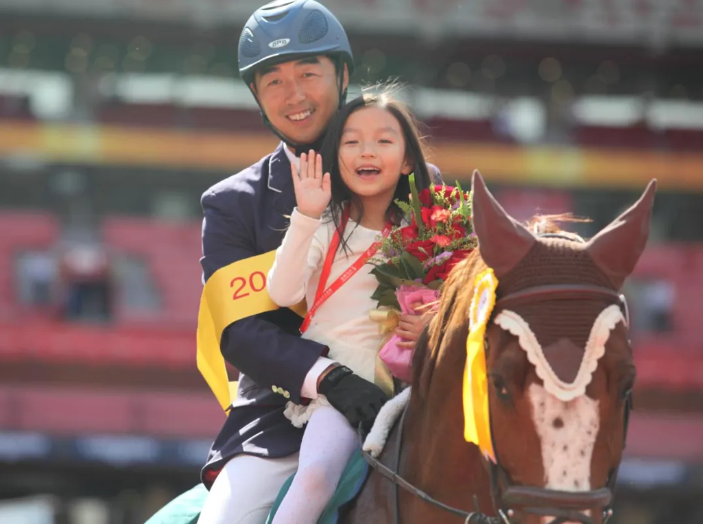 2011年，6岁的史知让和获奖的爸爸在马背上.png
